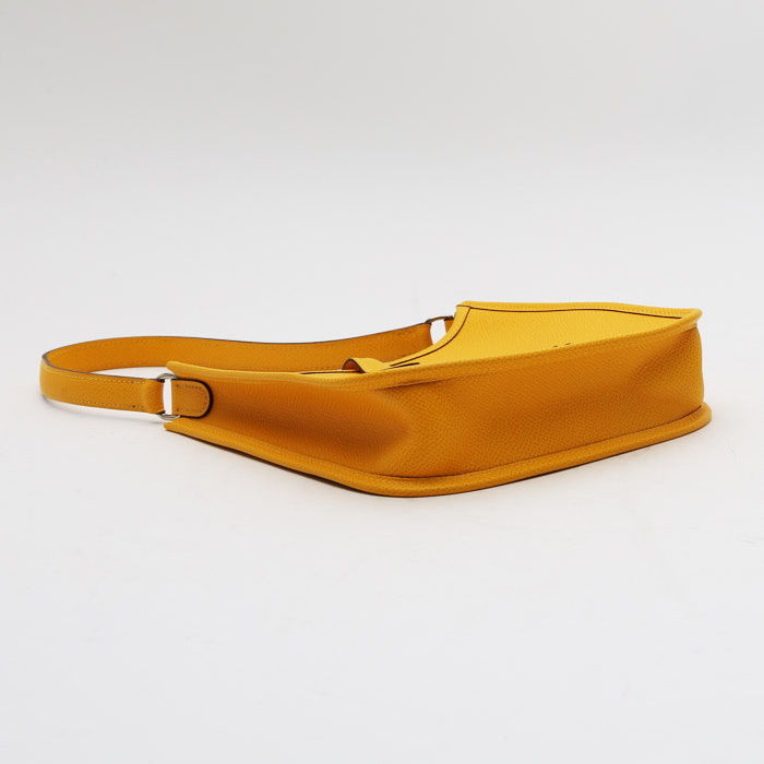 Bolso de mano Hermès  Mini Evelyne en cuero epsom amarillo - Detail D4