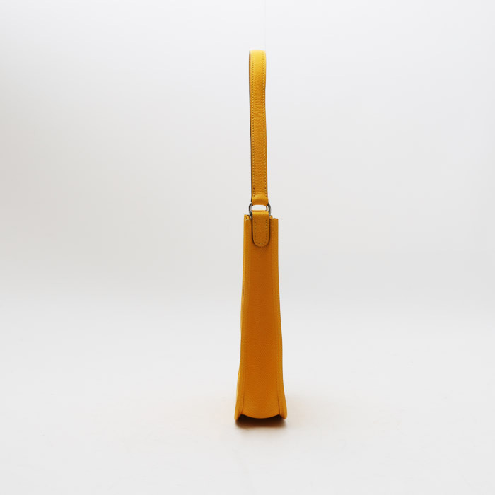 Sac à main Hermès  Mini Evelyne en cuir epsom jaune - Detail D6