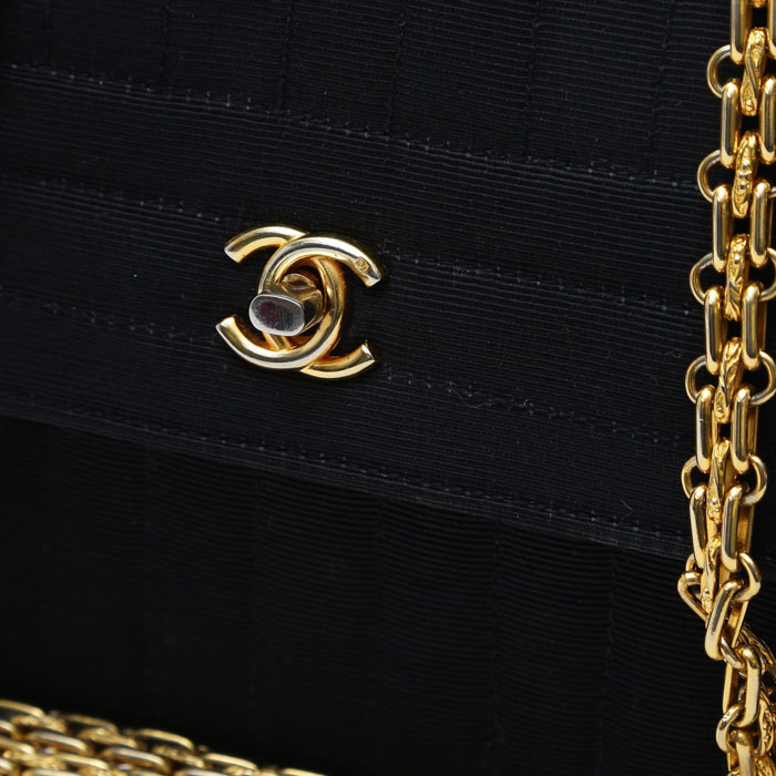 Sac bandoulière Chanel  Vintage en toile noire - Detail D1