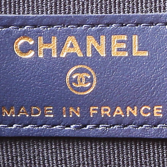 Chanel   wallet  in blue quilted grained leather - Detail D4