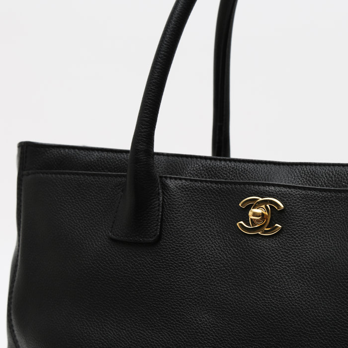 Sac cabas Chanel Executive en cuir grainé noir - Detail D1