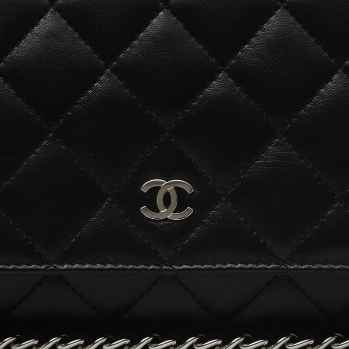 Chanel  Wallet on Chain shoulder bag  in black quilted grained leather - Detail D1