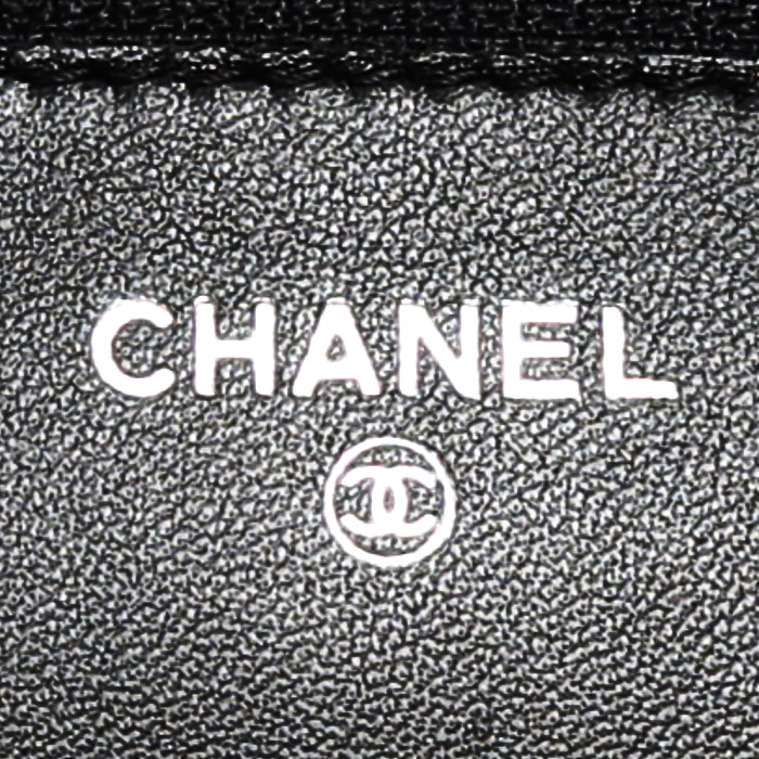 Borsa a tracolla Chanel  Wallet on Chain in pelle martellata e trapuntata nera - Detail D4
