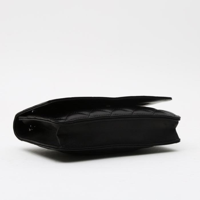 Bolso bandolera Chanel  Wallet on Chain en cuero granulado acolchado negro - Detail D5