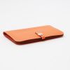 Portefeuille Hermès  Dogon en cuir Swift abricot - Detail D7 thumbnail