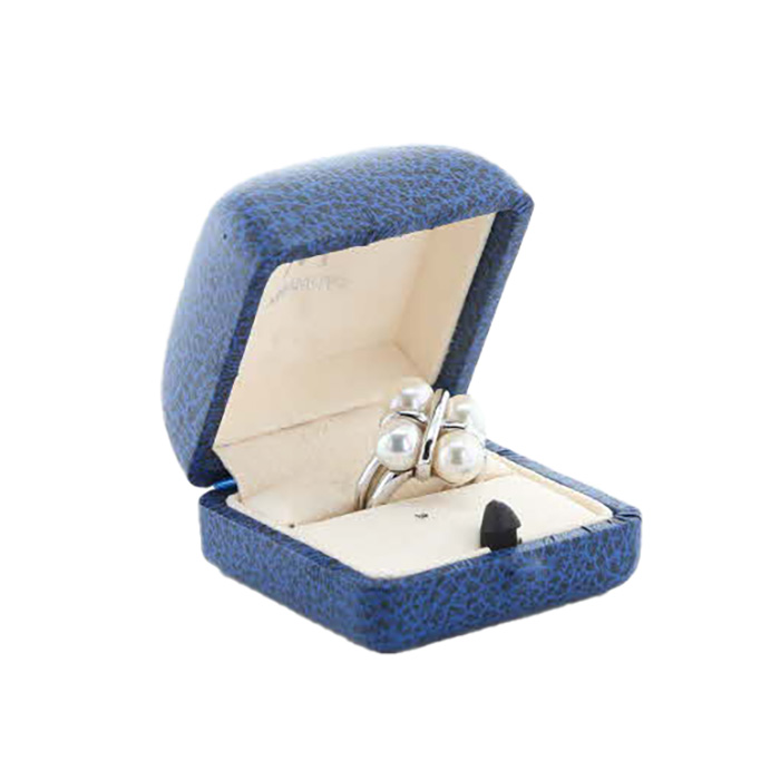 Anello Mikimoto  in oro bianco e perle coltivate - Detail D2