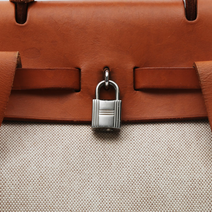 Sac à dos Hermès  Herbag - Backpack en toile et cuir beige et gold - Detail D1