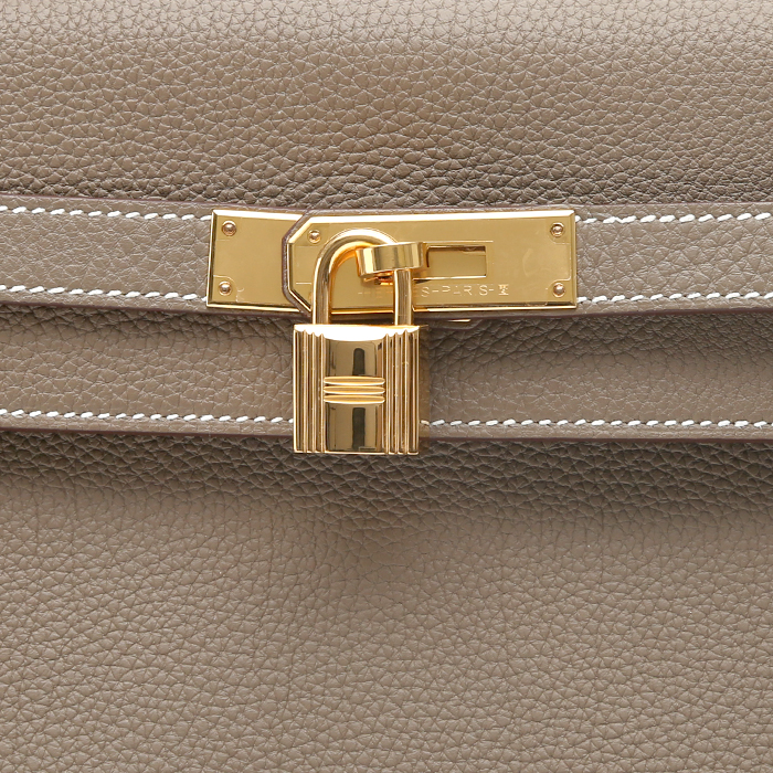 Hermès  Kelly 35 cm handbag  in etoupe togo leather - Detail D1