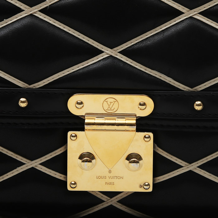 Louis Vuitton Malletage handbag in black and white quilted leather - Detail D1
