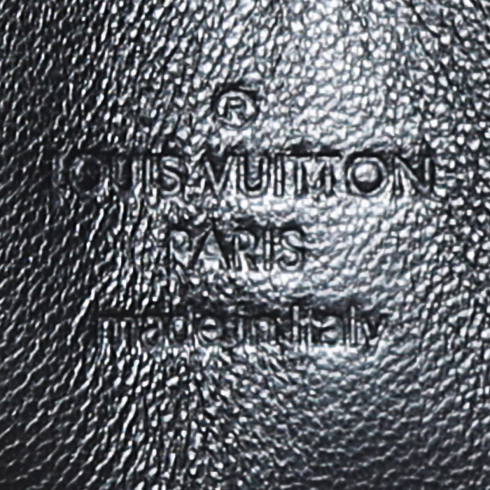 Louis Vuitton Malletage handbag in black and white quilted leather - Detail D4