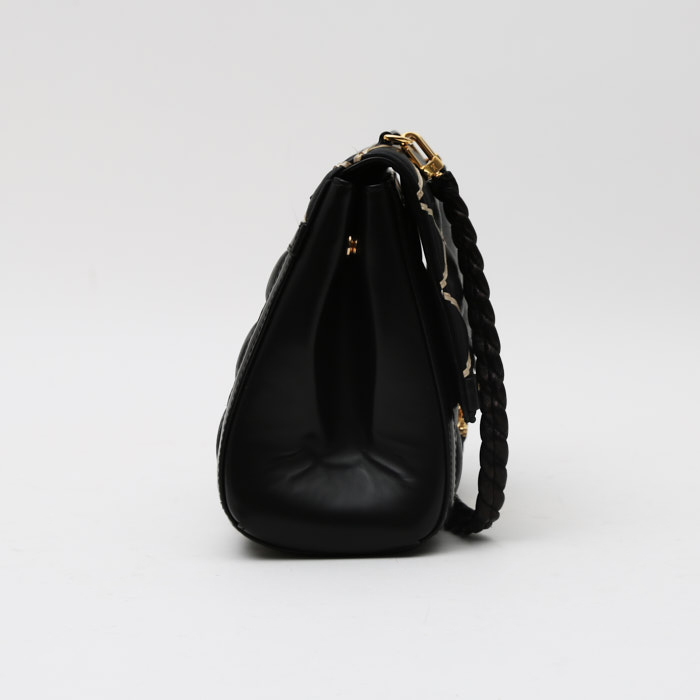 Louis Vuitton Malletage handbag in black and white quilted leather - Detail D6