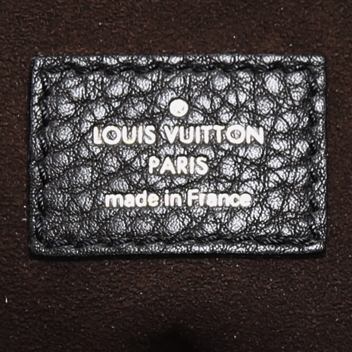Louis Vuitton XS shoulder bag in brown mahina leather - Detail D4