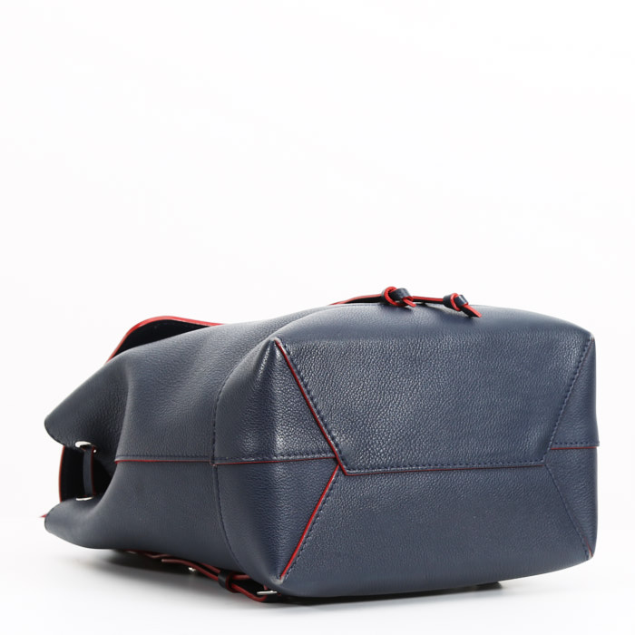 Sac à dos Louis Vuitton  Lockme Backpack en cuir grainé bleu-marine et rouge - Detail D5