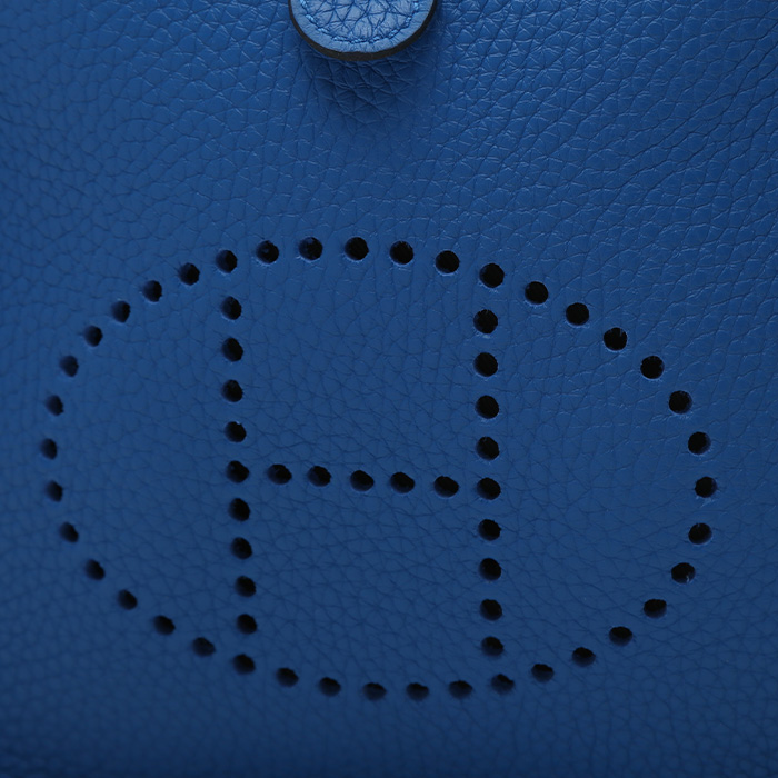 Sac bandoulière Hermès  Mini Evelyne en cuir togo bleu - Detail D1