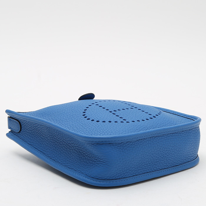 Hermès  Mini Evelyne shoulder bag  in blue togo leather - Detail D4
