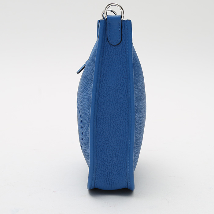 Borsa a tracolla Hermès  Mini Evelyne in pelle togo blu - Detail D6
