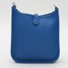 Bolso bandolera Hermès  Mini Evelyne en cuero togo azul - Detail D7 thumbnail