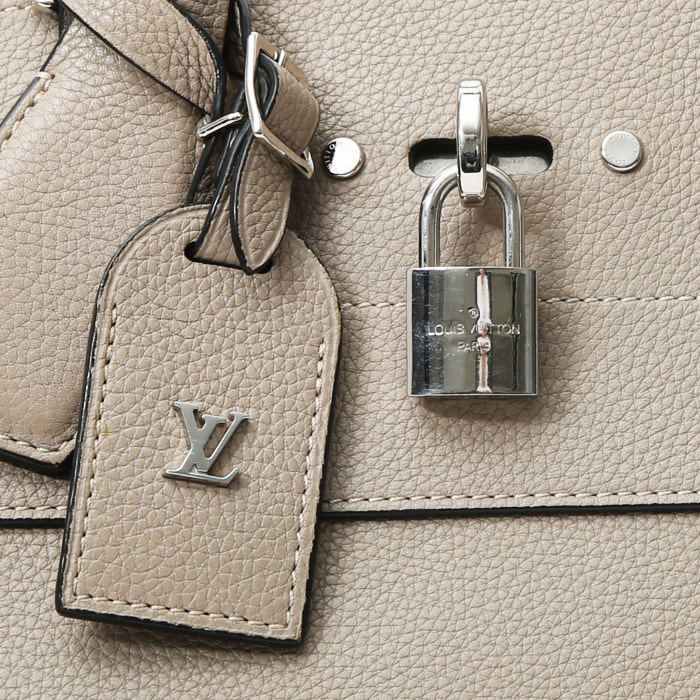 Bolso de mano Louis Vuitton  City Steamer en cuero granulado gris - Detail D1