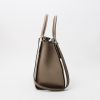 Bolso de mano Louis Vuitton  City Steamer en cuero granulado gris - Detail D8 thumbnail