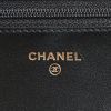 Bolso bandolera Chanel  Wallet on Chain en cuero acolchado con motivos de espigas negro - Detail D4 thumbnail