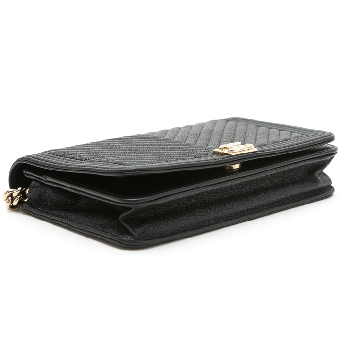 Sac bandoulière Chanel  Wallet on Chain en cuir matelassé chevrons noir - Detail D5