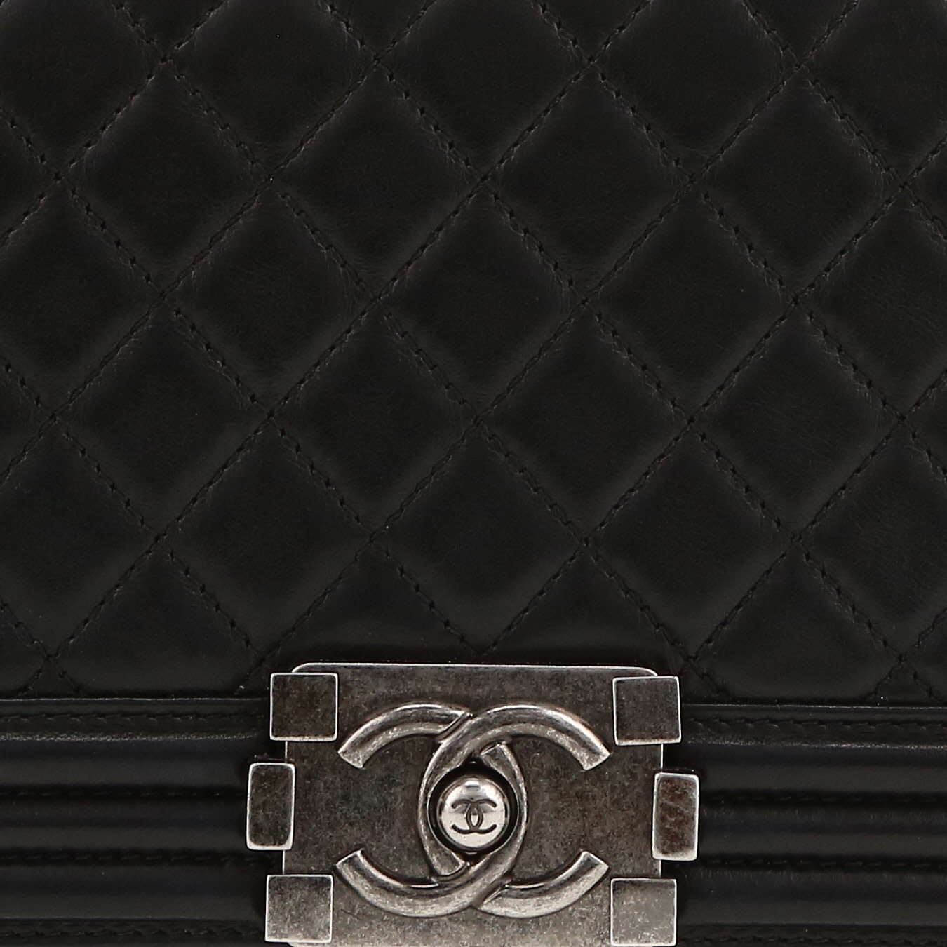 Chanel  Boy shoulder bag  in black quilted leather - Detail D1