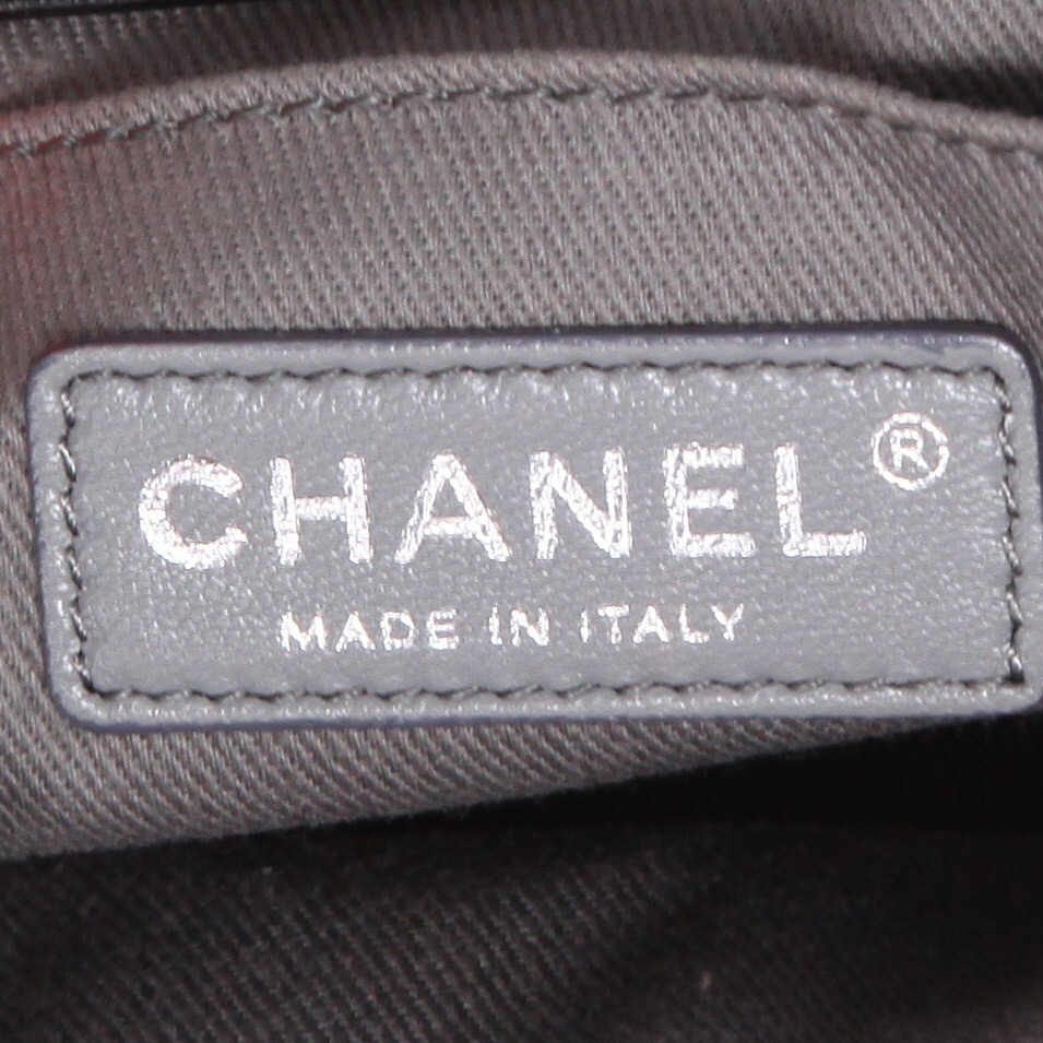 Sac bandoulière Chanel  Boy en cuir matelassé noir - Detail D9