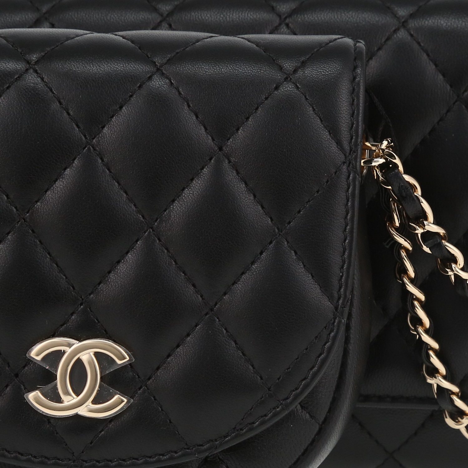 Sac bandoulière Chanel   en cuir matelassé noir - Detail D1