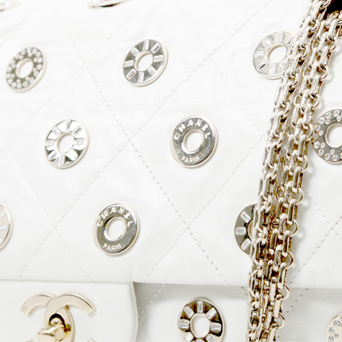 Chanel  Baguette handbag  in white leather - Detail D1