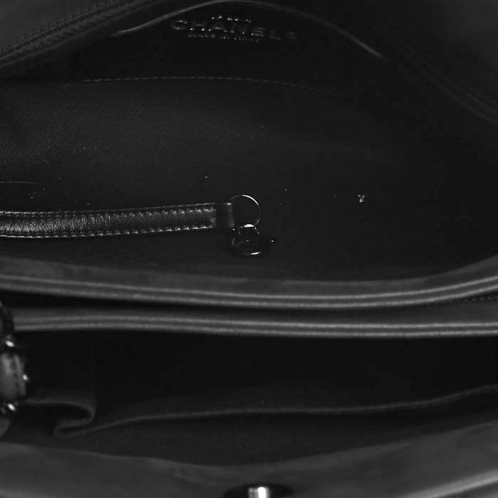 Bolso de mano Chanel  Mademoiselle en cuero acolchado negro - Detail D4