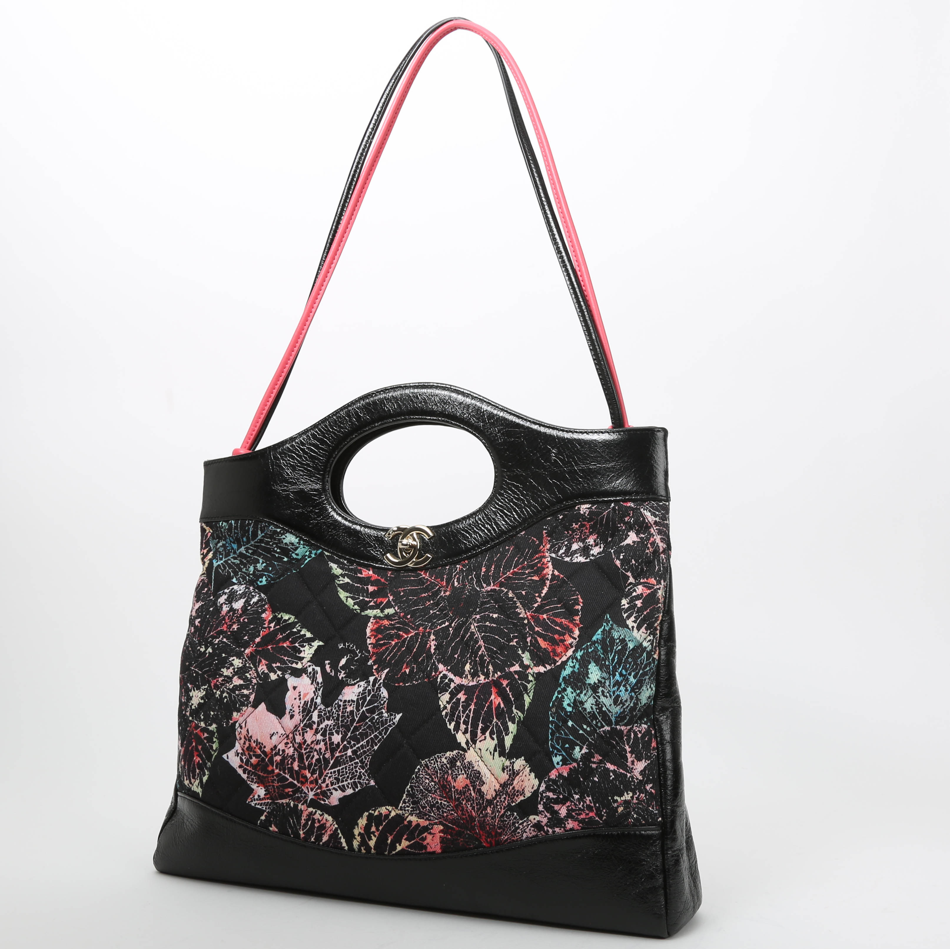 Sac à main Chanel  31 en toile matelassée noire et cuir noir - Detail D2