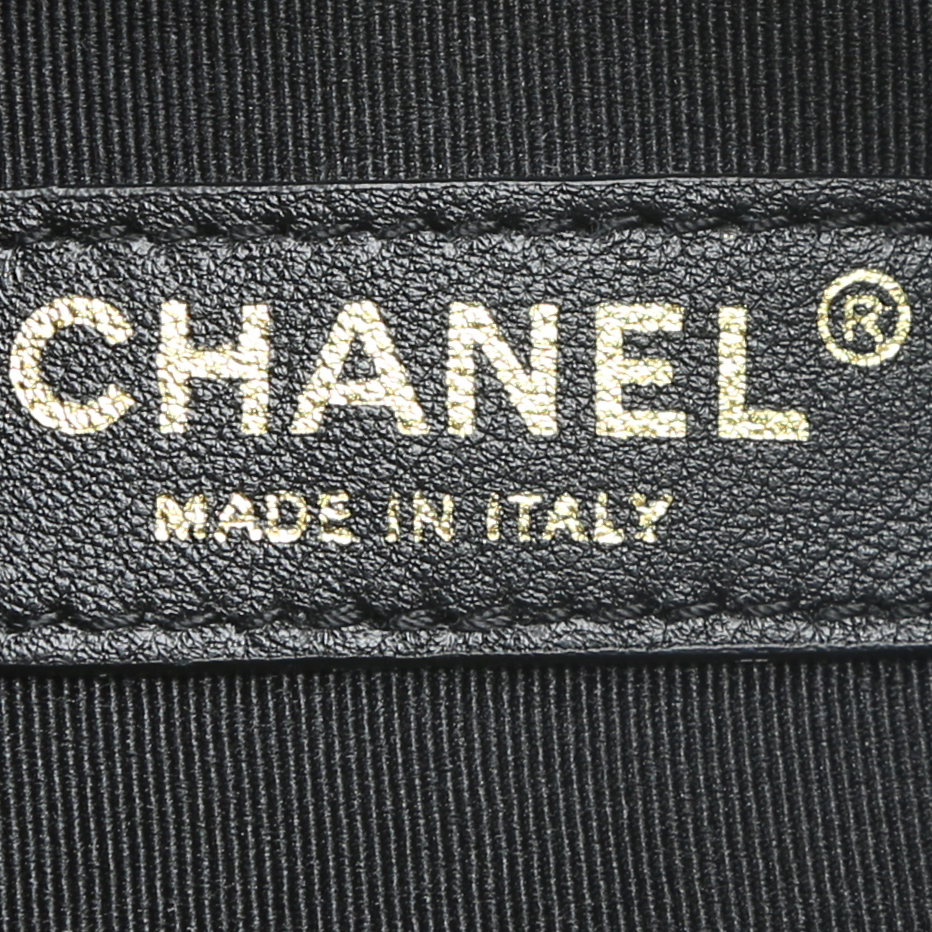 Chanel  31 handbag  in black quilted canvas  and black leather - Detail D4