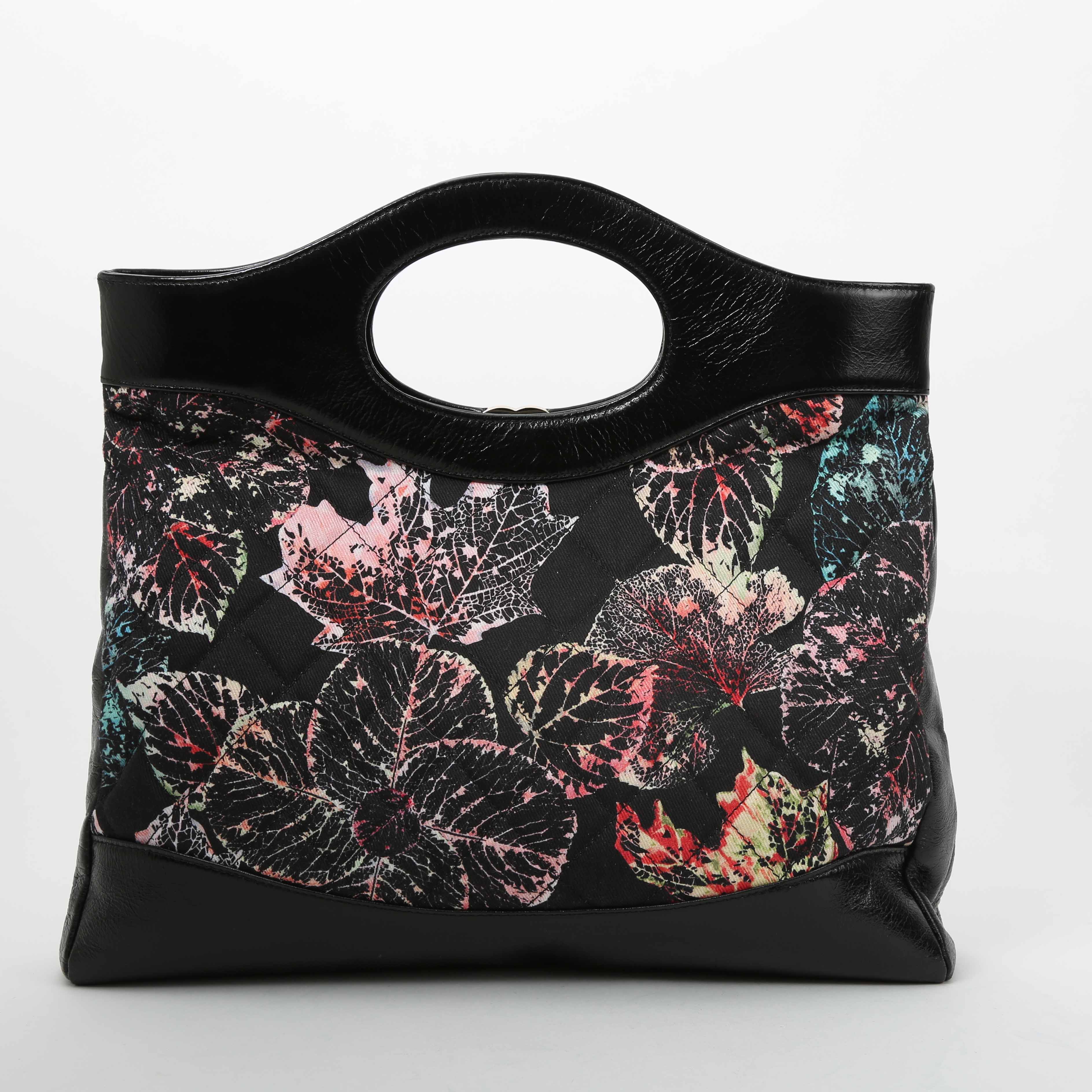 Bolso de mano Chanel  31 en lona acolchada negra y cuero negro - Detail D8