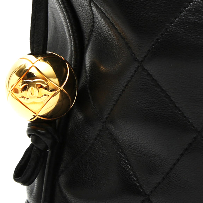 Chanel  Vintage Shopping shoulder bag  in black quilted leather - Detail D1