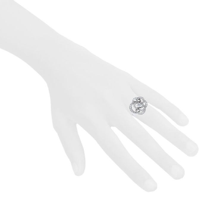 Chanel Camelia medium model ring in white gold and diamonds - Detail D1