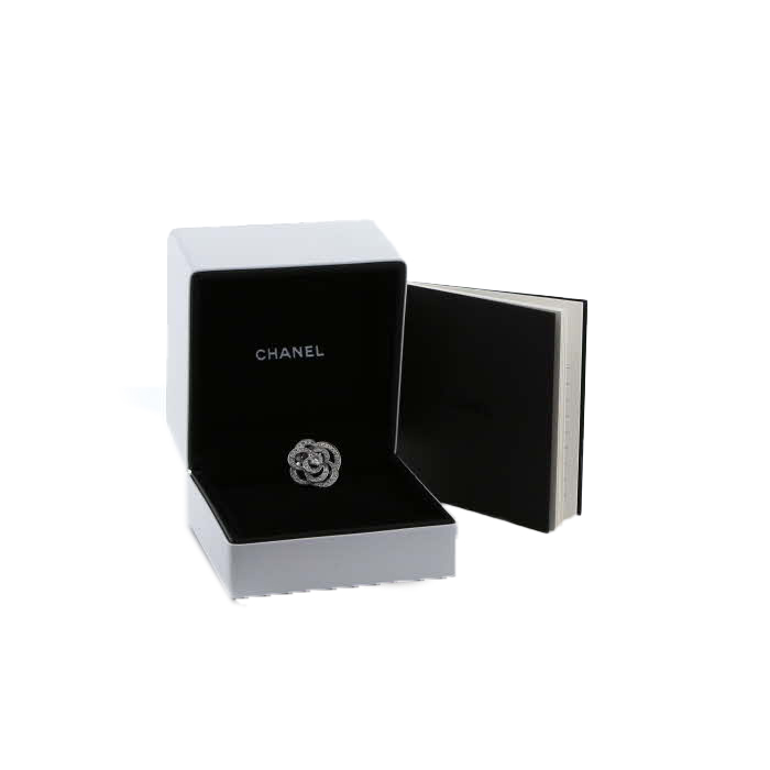 Chanel Camelia medium model ring in white gold and diamonds - Detail D2