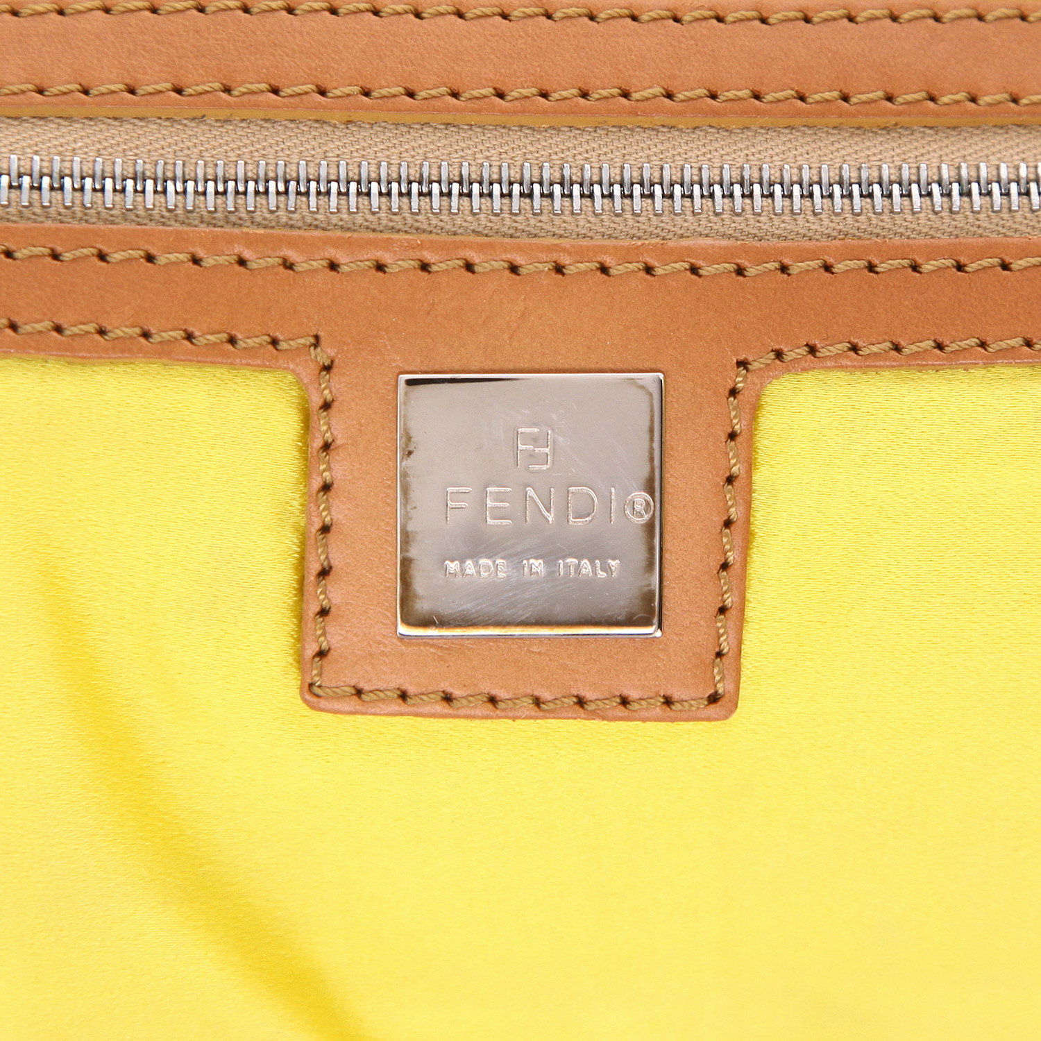 Fendi  Baguette handbag  in beige raphia  and yellow canvas - Detail D2