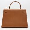 Hermès  Kelly 35 cm handbag  in gold Courchevel leather - Detail D8 thumbnail