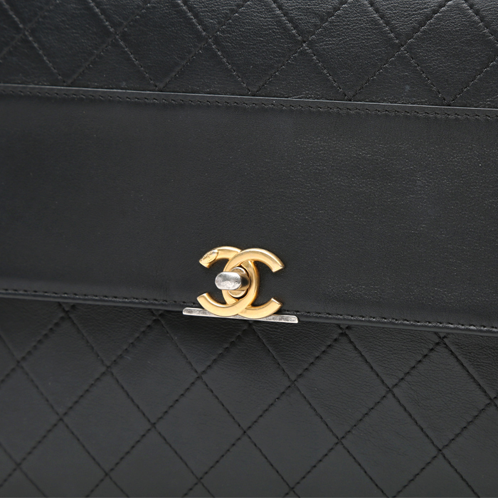 Chanel  Pochette pouch  in black quilted leather - Detail D1