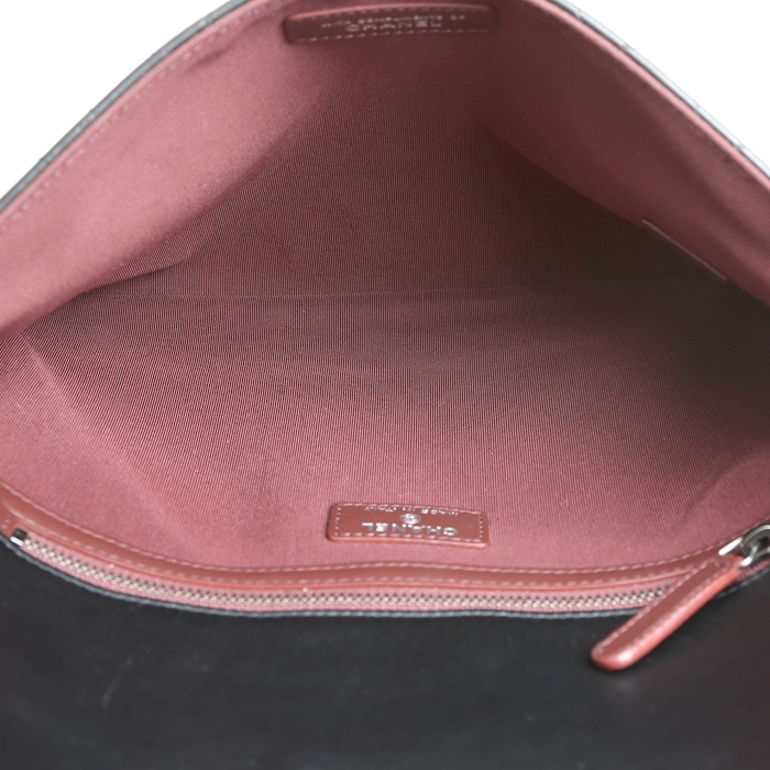 Pochette Chanel  Pochette en cuir matelassé noir - Detail D3