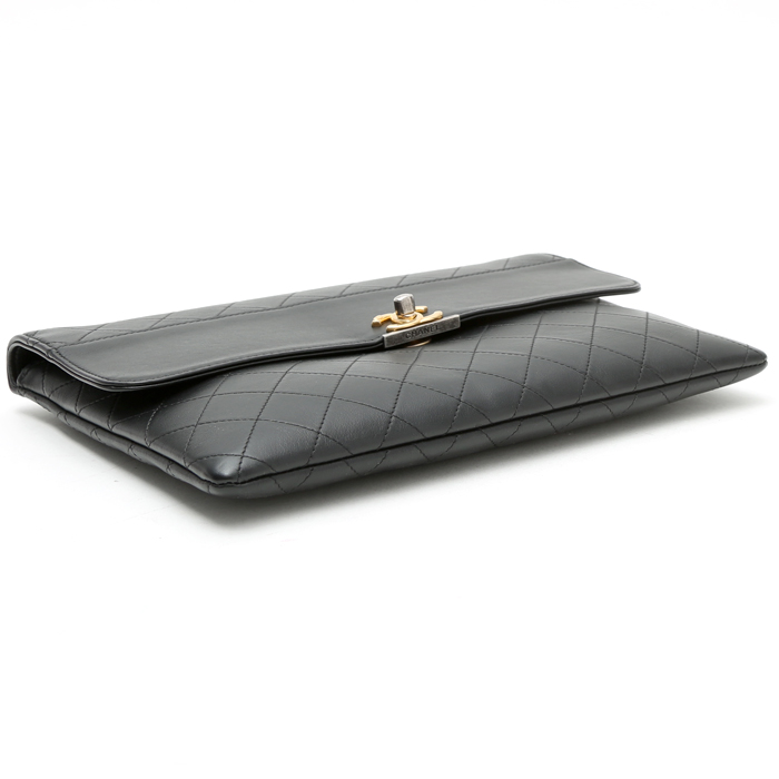 Pochette Chanel  Pochette en cuir matelassé noir - Detail D5