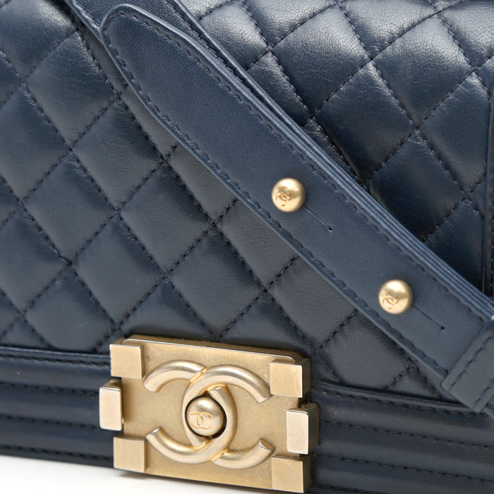 Chanel Boy shoulder bag in navy blue quilted leather - Detail D1