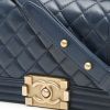 Borsa a tracolla Chanel  Boy in pelle trapuntata blu marino - Detail D1 thumbnail