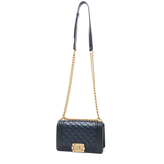 Chanel Boy shoulder bag in navy blue quilted leather - Detail D2