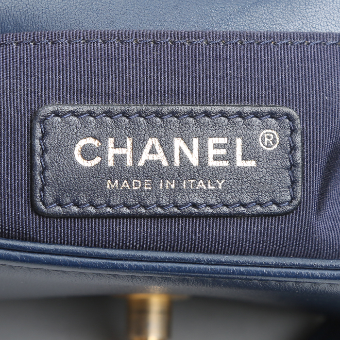 Chanel Boy shoulder bag in navy blue quilted leather - Detail D4