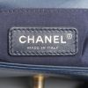 Bolso bandolera Chanel  Boy en cuero acolchado azul marino - Detail D4 thumbnail