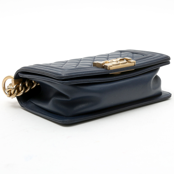 Chanel Boy shoulder bag in navy blue quilted leather - Detail D5