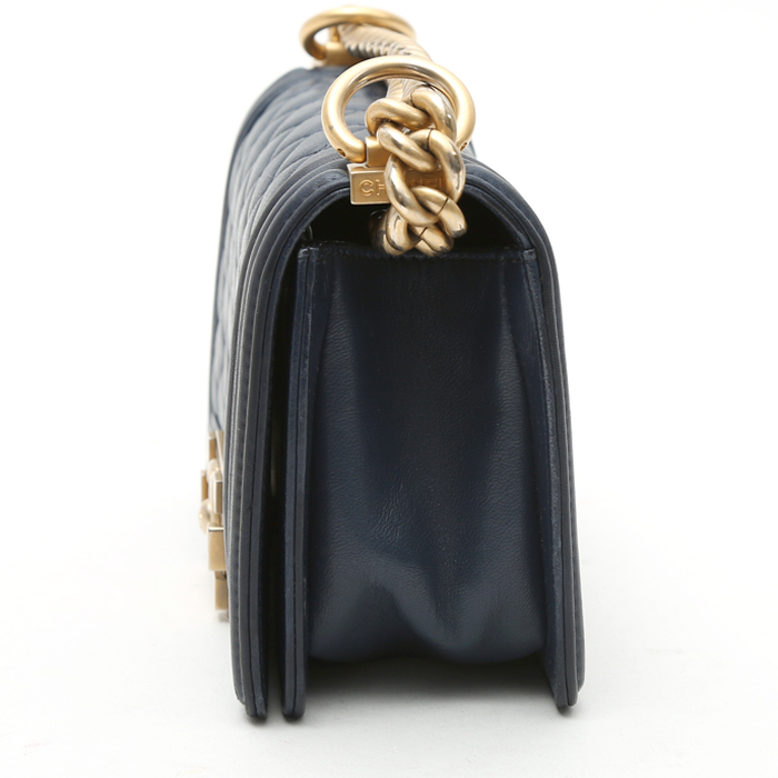 Chanel Boy shoulder bag in navy blue quilted leather - Detail D6