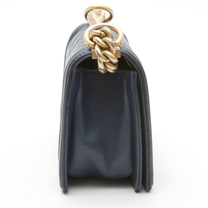 Chanel Boy shoulder bag in navy blue quilted leather - Detail D7