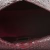 Bolso de mano Fendi  Baguette en piel de pitón color berenjena - Detail D2 thumbnail